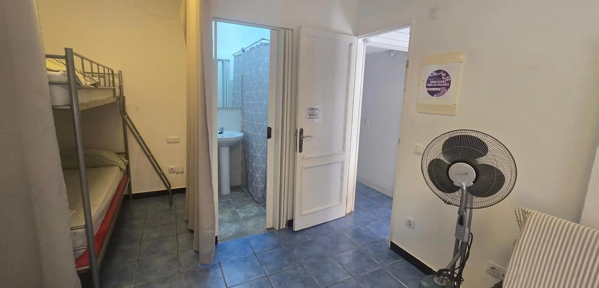 Albergue Cristina Habitaciones Con Bano Privado Y Mini Cocina Corralejo 0*,  Spagna